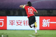 足球赛报：中超-上港2-1黄海 阿瑙“悬疑”进球胡尔克破门 亚历山德里尼世界波
