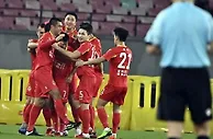 足球赛报：4-0大胜！昔日中超队一夜登顶榜首，全队疯狂庆祝，冲超有戏了