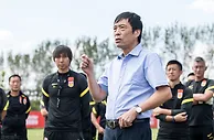 足球资讯：官方承认国足仅是亚洲三流！陈戌源点名表扬李铁：有些特质比里皮强