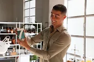 喷一下就让你惊讶不已????C罗社媒晒专属品牌香水“cr7origins”