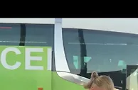 谁说他吃小孩？哈兰德面带笑容为小球迷亲切签名