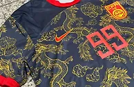 ????耐克再度为国足设计黑金龙纹球衣，足协以与纹身过于相似拒绝
