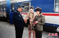 父女两代乘警接力春运 见证从蒸汽机车到动车变迁