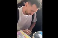 梅西离开巴塞罗那时，众多球迷拿阿根廷、巴萨球衣找梅西签名