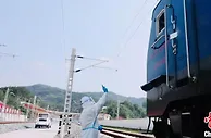 陆海新通道中老铁路首列整车出口班列出境