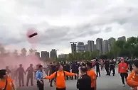 太吓人了！球迷对峙????️泰山球迷赛前在场外被烟雾弹砸中