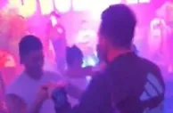 ????安东内拉吃醋？梅西和德保罗手牵手，面对面跳小舞步