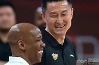 篮球资讯：CCTV5直播！周鹏火线复出，宏远全员出战硬扛北控，马布里欲双杀杜锋