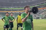 终于迎来主场首胜，张稀哲领唱国安队歌与球迷互动