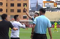 凌杰突破到禁区内倒地主裁未判罚，广州队教练团队不满染黄