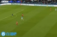 这是干什么？????拜仁后场接连玩火险送礼，哈兰德打门被挡出