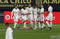 西甲赛报：皇马3-0大胜暂时登顶西甲！本泽马11分钟2射1传 飞翼赛季首球
