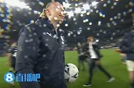 好基友！哈兰德赛后将比赛用球借给格拉利什把玩⚽