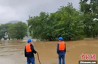 广西多地遭暴雨袭击22.2万户用电受影响 供电部门迅速抢修复电