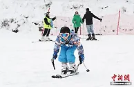 中国南方城市春节兴起“冰雪时尚”