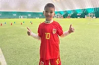 李金羽晒儿子踢球照：昨天大四喜，今天独中两元！加油！