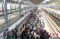 云南铁路春节假期共发送旅客84万人次 同比增长三成