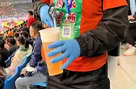 喝着啤酒看着球！青岛主场向球迷出售啤酒，凭票限购一杯