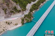 西藏高等级公路首次对货运车辆开放试运行