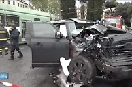车头严重变形！因莫比莱遭遇车祸无大碍，相关的人均被送往医院
