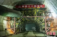 四川：成自宜高铁白云山隧道成功贯通 “穿越”7座水库