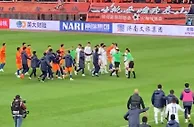 山东vs南通两队赛后爆发冲突，王大雷手指对手念念有词被拉走