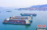 三峡近坝河段船舶有序锚泊待闸