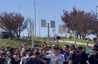 火！巴塞罗那当地球迷排队想要维尼修斯签名????来看看小熊手迹