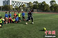 尼日利亚前国青球员：助力中国青少年放飞足球梦想