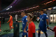 魔咒是否会上演？三镇外援戴维森赛前入场时摸超级杯奖杯????