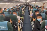 春秋航空搭载120名“美团小哥”驰援上海