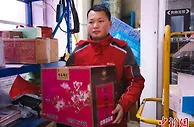 快递小哥演绎“速度与激情” “配送”温暖与幸福