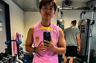 王霜社媒晒身穿国足训练服自拍照：小粉一穿，秒变金刚芭比·王