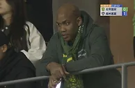 前NBA球星、现北京北控主帅马布里现场支持北京国安