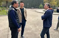 海港主帅哈维尔拜访徐根宝：徐指导在西班牙的人脉比自己更广