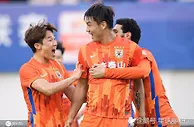 足球赛报：山东泰山登顶中超榜首！开场8分钟2球 山东泰山2-0胜青岛