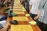 围棋国手雨中登青城 与32名棋迷进行别样“车轮战”