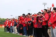 沪媒：近百名球迷走进世纪公园训练基地，为海港队壮行
