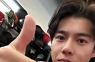 颜值担当！李明之子李嗣镕社媒庆祝20岁生日