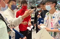 国足将士抵达广州白云机场将飞往新西兰，武磊为现场球迷签名