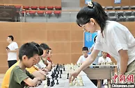 国际特级大师叶江川重庆与国际象棋爱好者下“车轮战”