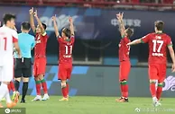 记者：河南队进球后，全队双手指天告慰一名因病去世的梯队球员