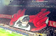 这气势！圣西罗球场TIFO：这是米兰！一双大手掌控面具侠