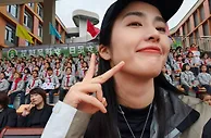 赵丽娜参加亚足联女足日活动，走进复旦二附小与孩子们互动