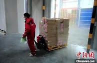 酷暑里的“冷职业”：温差60℃ 棉袄裹身上