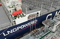 中国港口首次实现LNG“船到船”同步加注作业