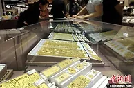买黄金的年轻人们，支棱不起来了？