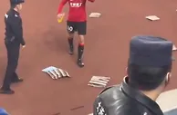 以理服人！大连球迷扔杂物+疯狂竖中指，蓉城外援理查德飞吻回应