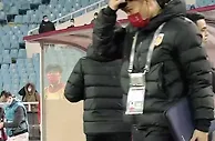 足球资讯：扎心！国足吞耻辱一败将帅齐道歉，对手赛后现场发红包开心过大年