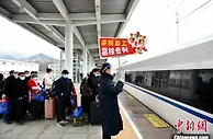 陕西开行今年首趟免费“点对点”定制高铁务工专列